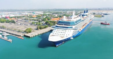 Kapal Pesiar Jumbo Cruise Celebrity Solstice Sandar di Pelabuhan Benoa