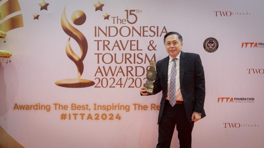 Andhy Irawan Raih Penghargaan di Indonesia Travel and Tourism Awards