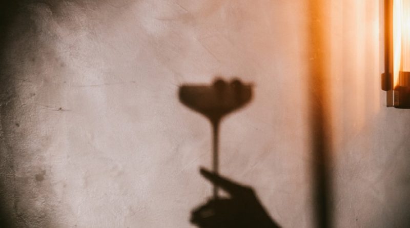 Speakeasy Tersembunyi dengan Koktail Berkarakter Premium