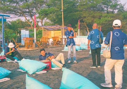 Sunset dan Seafood Jadi Teman Silaturahmi ASTINDO DIY di Pantai Glagah