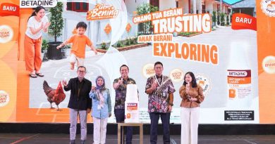 Luka kecil bisa terjadi kapan saja, terutama saat aktivitas sehari-hari semakin padat. Persoalannya, tidak semua orang mengetahui langkah yang tepat untuk menanganinya sebelum luka ditutup. Hal inilah yang menjadi perhatian Betadine Indonesia bersama HISFARMA dalam memperingati Hari Pertolongan Pertama Sedunia di Bandung, 5 September 2026. Melalui Seminar HISFARMA PD IAI Jawa Barat 2026, PT iNova Pharmaceuticals Indonesia memperkenalkan Betadine Clear Liquid 5 ml sekaligus mengangkat pentingnya edukasi pertolongan pertama untuk luka ringan. Kolaborasi ini juga menyoroti peran apoteker sebagai salah satu sumber informasi kesehatan yang mudah dijangkau masyarakat. Head of Marketing PT iNova Pharmaceuticals Indonesia Yulias Rachmatika mengatakan, meningkatnya mobilitas masyarakat membuat kesiapan menghadapi luka ringan menjadi bagian yang tidak bisa diabaikan. “Momentum Hari Pertolongan Pertama Sedunia mengingatkan kita bahwa penanganan luka ringan sehari-hari perlu dimulai dengan langkah yang benar. Bersama HISFARMA, kami juga memperkuat peran apoteker sebagai sumber edukasi kesehatan yang mudah dijangkau masyarakat,” ujarnya. Edukasi yang disampaikan dalam kegiatan tersebut menekankan pesan sederhana, yakni “Antiseptik Dulu, Baru Tutup Luka”. Prinsip ini kemudian dirangkum dalam konsep 4C, yaitu Chill, Clean & Disinfect, Cover, dan Comfort. Tahap pertama adalah tetap tenang dan memeriksa kondisi luka. Setelah itu, luka dibersihkan menggunakan air bersih mengalir dan diberikan antiseptik yang sesuai sebelum ditutup dengan plester atau kasa bersih. Kondisi luka juga perlu dipantau selama proses pemulihan dan mendapat penanganan tenaga kesehatan apabila menunjukkan tanda yang perlu diperhatikan. Apoteker dan dosen Universitas Santo Borromeus, apt. Yovita Mercya, S.Si., M.Si., menjelaskan bahwa edukasi semacam ini menjadi bagian dari peran apoteker dalam pelayanan kefarmasian. Hal tersebut juga sejalan dengan Peraturan Menteri Kesehatan Nomor 73 Tahun 2016 tentang Standar Pelayanan Kefarmasian di Apotek yang mencakup pemberian informasi dan konseling kepada pasien. “Luka ringan sebaiknya dibersihkan dengan air bersih terlebih dahulu, kemudian diberikan antiseptik untuk membantu mencegah infeksi sebelum akhirnya ditutup dengan plester atau perban,” kata Yovita. Dalam kesempatan yang sama, Betadine memperkenalkan Clear Liquid 5 ml dalam kemasan yang lebih ringkas. Produk ini mengandung octenidine dan allantoin serta ditujukan untuk penggunaan sesuai indikasi dan petunjuk pemakaian. Medical Affairs Specialist PT iNova Pharmaceuticals Indonesia dr. Fanny Fardhani menambahkan, tahap Clean & Disinfect perlu dilakukan sebelum luka ditutup. Menurutnya, luka ringan dapat dibersihkan terlebih dahulu dari kotoran yang mudah diangkat, kemudian diberikan antiseptik yang sesuai. Rangkaian edukasi tersebut menjadi bagian dari upaya meningkatkan pemahaman masyarakat mengenai pertolongan pertama. Bukan hanya soal produk yang digunakan, tetapi juga memastikan langkah awal penanganan luka dilakukan dengan benar sebelum membutuhkan penanganan lebih lanjut.
