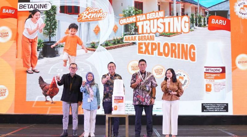 Luka kecil bisa terjadi kapan saja, terutama saat aktivitas sehari-hari semakin padat. Persoalannya, tidak semua orang mengetahui langkah yang tepat untuk menanganinya sebelum luka ditutup. Hal inilah yang menjadi perhatian Betadine Indonesia bersama HISFARMA dalam memperingati Hari Pertolongan Pertama Sedunia di Bandung, 5 September 2026. Melalui Seminar HISFARMA PD IAI Jawa Barat 2026, PT iNova Pharmaceuticals Indonesia memperkenalkan Betadine Clear Liquid 5 ml sekaligus mengangkat pentingnya edukasi pertolongan pertama untuk luka ringan. Kolaborasi ini juga menyoroti peran apoteker sebagai salah satu sumber informasi kesehatan yang mudah dijangkau masyarakat. Head of Marketing PT iNova Pharmaceuticals Indonesia Yulias Rachmatika mengatakan, meningkatnya mobilitas masyarakat membuat kesiapan menghadapi luka ringan menjadi bagian yang tidak bisa diabaikan. “Momentum Hari Pertolongan Pertama Sedunia mengingatkan kita bahwa penanganan luka ringan sehari-hari perlu dimulai dengan langkah yang benar. Bersama HISFARMA, kami juga memperkuat peran apoteker sebagai sumber edukasi kesehatan yang mudah dijangkau masyarakat,” ujarnya. Edukasi yang disampaikan dalam kegiatan tersebut menekankan pesan sederhana, yakni “Antiseptik Dulu, Baru Tutup Luka”. Prinsip ini kemudian dirangkum dalam konsep 4C, yaitu Chill, Clean & Disinfect, Cover, dan Comfort. Tahap pertama adalah tetap tenang dan memeriksa kondisi luka. Setelah itu, luka dibersihkan menggunakan air bersih mengalir dan diberikan antiseptik yang sesuai sebelum ditutup dengan plester atau kasa bersih. Kondisi luka juga perlu dipantau selama proses pemulihan dan mendapat penanganan tenaga kesehatan apabila menunjukkan tanda yang perlu diperhatikan. Apoteker dan dosen Universitas Santo Borromeus, apt. Yovita Mercya, S.Si., M.Si., menjelaskan bahwa edukasi semacam ini menjadi bagian dari peran apoteker dalam pelayanan kefarmasian. Hal tersebut juga sejalan dengan Peraturan Menteri Kesehatan Nomor 73 Tahun 2016 tentang Standar Pelayanan Kefarmasian di Apotek yang mencakup pemberian informasi dan konseling kepada pasien. “Luka ringan sebaiknya dibersihkan dengan air bersih terlebih dahulu, kemudian diberikan antiseptik untuk membantu mencegah infeksi sebelum akhirnya ditutup dengan plester atau perban,” kata Yovita. Dalam kesempatan yang sama, Betadine memperkenalkan Clear Liquid 5 ml dalam kemasan yang lebih ringkas. Produk ini mengandung octenidine dan allantoin serta ditujukan untuk penggunaan sesuai indikasi dan petunjuk pemakaian. Medical Affairs Specialist PT iNova Pharmaceuticals Indonesia dr. Fanny Fardhani menambahkan, tahap Clean & Disinfect perlu dilakukan sebelum luka ditutup. Menurutnya, luka ringan dapat dibersihkan terlebih dahulu dari kotoran yang mudah diangkat, kemudian diberikan antiseptik yang sesuai. Rangkaian edukasi tersebut menjadi bagian dari upaya meningkatkan pemahaman masyarakat mengenai pertolongan pertama. Bukan hanya soal produk yang digunakan, tetapi juga memastikan langkah awal penanganan luka dilakukan dengan benar sebelum membutuhkan penanganan lebih lanjut.