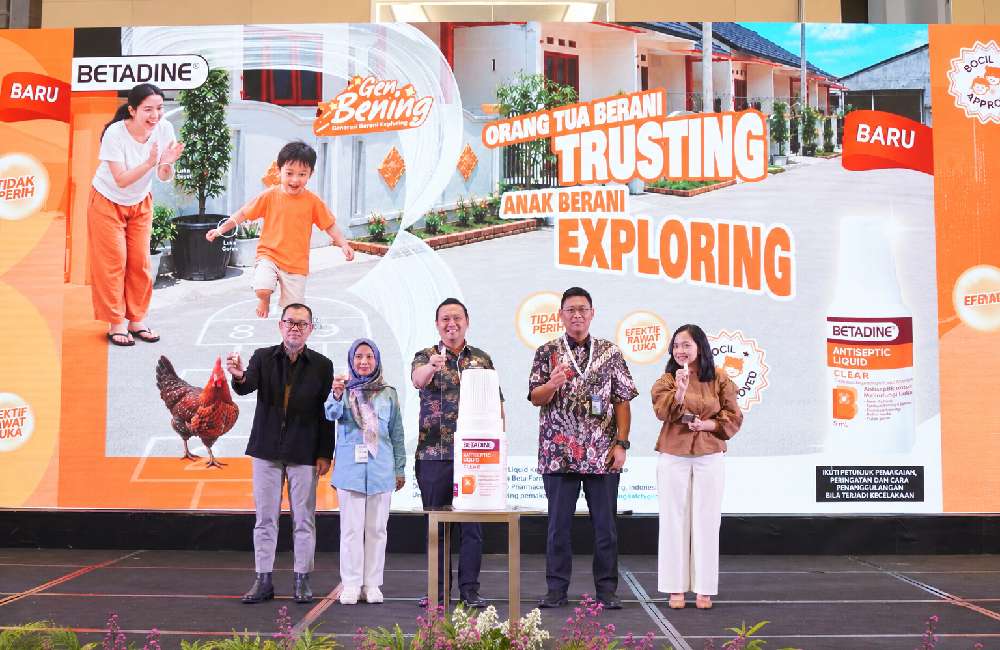 Luka kecil bisa terjadi kapan saja, terutama saat aktivitas sehari-hari semakin padat. Persoalannya, tidak semua orang mengetahui langkah yang tepat untuk menanganinya sebelum luka ditutup. Hal inilah yang menjadi perhatian Betadine Indonesia bersama HISFARMA dalam memperingati Hari Pertolongan Pertama Sedunia di Bandung, 5 September 2026. Melalui Seminar HISFARMA PD IAI Jawa Barat 2026, PT iNova Pharmaceuticals Indonesia memperkenalkan Betadine Clear Liquid 5 ml sekaligus mengangkat pentingnya edukasi pertolongan pertama untuk luka ringan. Kolaborasi ini juga menyoroti peran apoteker sebagai salah satu sumber informasi kesehatan yang mudah dijangkau masyarakat. Head of Marketing PT iNova Pharmaceuticals Indonesia Yulias Rachmatika mengatakan, meningkatnya mobilitas masyarakat membuat kesiapan menghadapi luka ringan menjadi bagian yang tidak bisa diabaikan. “Momentum Hari Pertolongan Pertama Sedunia mengingatkan kita bahwa penanganan luka ringan sehari-hari perlu dimulai dengan langkah yang benar. Bersama HISFARMA, kami juga memperkuat peran apoteker sebagai sumber edukasi kesehatan yang mudah dijangkau masyarakat,” ujarnya. Edukasi yang disampaikan dalam kegiatan tersebut menekankan pesan sederhana, yakni “Antiseptik Dulu, Baru Tutup Luka”. Prinsip ini kemudian dirangkum dalam konsep 4C, yaitu Chill, Clean & Disinfect, Cover, dan Comfort. Tahap pertama adalah tetap tenang dan memeriksa kondisi luka. Setelah itu, luka dibersihkan menggunakan air bersih mengalir dan diberikan antiseptik yang sesuai sebelum ditutup dengan plester atau kasa bersih. Kondisi luka juga perlu dipantau selama proses pemulihan dan mendapat penanganan tenaga kesehatan apabila menunjukkan tanda yang perlu diperhatikan. Apoteker dan dosen Universitas Santo Borromeus, apt. Yovita Mercya, S.Si., M.Si., menjelaskan bahwa edukasi semacam ini menjadi bagian dari peran apoteker dalam pelayanan kefarmasian. Hal tersebut juga sejalan dengan Peraturan Menteri Kesehatan Nomor 73 Tahun 2016 tentang Standar Pelayanan Kefarmasian di Apotek yang mencakup pemberian informasi dan konseling kepada pasien. “Luka ringan sebaiknya dibersihkan dengan air bersih terlebih dahulu, kemudian diberikan antiseptik untuk membantu mencegah infeksi sebelum akhirnya ditutup dengan plester atau perban,” kata Yovita. Dalam kesempatan yang sama, Betadine memperkenalkan Clear Liquid 5 ml dalam kemasan yang lebih ringkas. Produk ini mengandung octenidine dan allantoin serta ditujukan untuk penggunaan sesuai indikasi dan petunjuk pemakaian. Medical Affairs Specialist PT iNova Pharmaceuticals Indonesia dr. Fanny Fardhani menambahkan, tahap Clean & Disinfect perlu dilakukan sebelum luka ditutup. Menurutnya, luka ringan dapat dibersihkan terlebih dahulu dari kotoran yang mudah diangkat, kemudian diberikan antiseptik yang sesuai. Rangkaian edukasi tersebut menjadi bagian dari upaya meningkatkan pemahaman masyarakat mengenai pertolongan pertama. Bukan hanya soal produk yang digunakan, tetapi juga memastikan langkah awal penanganan luka dilakukan dengan benar sebelum membutuhkan penanganan lebih lanjut.