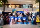 Ratusan penyanyi muda mengikuti City Mall Rising Stars 2026 di Cibinong City Mall, Bogor. Setelah melewati rangkaian audisi sejak 16 September, kompetisi ini mengerucut menjadi 20 semifinalis dan 12 finalis. Berbeda dari ajang pencarian bakat yang hanya berfokus pada pemenang, City Mall Rising Stars 2026 memberikan kesempatan recording kepada 20 semifinalis. Sementara para finalis melanjutkan persaingan untuk memperebutkan gelar juara sekaligus kesempatan exclusive single recording. Babak final berlangsung pada 20 September 2026. Emmanuella Amira Zavada dan Shannen Dominique Assa berhasil menjadi Champion. Tomi Efendi dan Demanuella Pandiangan menempati posisi Runner Up, sedangkan Emmanuella Amira Zavada juga meraih Top Vote berdasarkan pilihan publik. Master vokal Haris yang terlibat dalam pelatihan peserta mengatakan ajang seperti ini penting untuk menemukan penyanyi yang belum mendapatkan ruang untuk tampil. “Masih banyak sekali penyanyi yang belum kita tahu. Ternyata masih banyak sekali yang belum ditemukan dan belum menunjukkan diri,” ujar Haris. Menurutnya, kemampuan vokal bukan satu-satunya modal untuk menjadi penyanyi profesional. Peserta juga perlu menjalani proses latihan, memahami teknik vokal, menguasai panggung, serta membangun karakter suara. “Yang paling penting menurut saya adalah dia original. Originalitas dan warna suara itu sangat-sangat penting,” katanya. Pandangan tersebut sejalan dengan musisi dan gitaris Tohpati. Ia menilai karakter suara menjadi salah satu aspek penting ketika seorang penyanyi mulai memasuki industri musik. “Kalau untuk masuk ke dunia industri, yang dilihat adalah karakter suara dan apakah dia bisa membuat lagu itu menjadi lebih baik,” ujar Tohpati. Menurutnya, kemenangan dalam kompetisi bukan otomatis menjadi ukuran perjalanan seorang penyanyi. Setelah kompetisi, mereka tetap harus membangun kemampuan dan menemukan cara untuk membuat pendengar tertarik. Musisi sekaligus penggiat industri musik Pongky Barata juga berharap peserta tidak berhenti setelah menerima piala. “Harapannya, mereka bukan hanya berhenti setelah menerima piala, tetapi benar-benar bisa bertahan di industri musik,” katanya. Perkembangan media sosial turut mengubah jalur penyanyi baru untuk dikenal publik. Tohpati menyebut penyanyi kini dapat memperkenalkan karya maupun cover melalui platform digital tanpa harus selalu mengandalkan festival. Meski begitu, kompetisi tetap memiliki fungsi sebagai ruang belajar, terutama untuk melatih mental dan pengalaman tampil. Hal tersebut juga menjadi perhatian Helena Idol. Menurutnya, semakin banyak kesempatan tampil, semakin banyak pengalaman yang bisa diperoleh penyanyi muda sebelum menghadapi industri musik yang lebih luas. Selain pengalaman panggung, kesempatan recording menjadi salah satu bagian penting dari City Mall Rising Stars 2026. Sebanyak 20 semifinalis mendapatkan kesempatan recording bersama, sedangkan pemenang memperoleh kesempatan membuat single. Penyelenggara berharap kesempatan tersebut dapat menjadi langkah awal bagi talenta terpilih untuk memiliki karya dan melanjutkan perjalanan di industri musik. Rangkaian City Mall Rising Stars 2026 berlangsung melalui booth audition pada 16 September, live audition 17 September, semifinal 19 September, dan final 20 September 2026. Dua belas finalis yang tampil di babak final adalah Demanuella Pandiangan, Karel Bonaparte, Nayra Alifias, Asyfa Namira, Ibrahim Gany, Miracle S Tobamora, Anindita Zahra Wahyudi, Caroline Simajuntak, Tomi Efendi, Emmanuella Amira Zavada, Shannen Dominique Assa, dan Sabina. Ajang ini pada akhirnya tidak hanya menjadi panggung untuk menentukan juara, tetapi juga memberi peserta pengalaman tampil, berlatih, mengenali karakter vokal, hingga masuk ke proses recording.