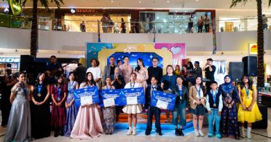 Ratusan penyanyi muda mengikuti City Mall Rising Stars 2026 di Cibinong City Mall, Bogor. Setelah melewati rangkaian audisi sejak 16 September, kompetisi ini mengerucut menjadi 20 semifinalis dan 12 finalis. Berbeda dari ajang pencarian bakat yang hanya berfokus pada pemenang, City Mall Rising Stars 2026 memberikan kesempatan recording kepada 20 semifinalis. Sementara para finalis melanjutkan persaingan untuk memperebutkan gelar juara sekaligus kesempatan exclusive single recording. Babak final berlangsung pada 20 September 2026. Emmanuella Amira Zavada dan Shannen Dominique Assa berhasil menjadi Champion. Tomi Efendi dan Demanuella Pandiangan menempati posisi Runner Up, sedangkan Emmanuella Amira Zavada juga meraih Top Vote berdasarkan pilihan publik. Master vokal Haris yang terlibat dalam pelatihan peserta mengatakan ajang seperti ini penting untuk menemukan penyanyi yang belum mendapatkan ruang untuk tampil. “Masih banyak sekali penyanyi yang belum kita tahu. Ternyata masih banyak sekali yang belum ditemukan dan belum menunjukkan diri,” ujar Haris. Menurutnya, kemampuan vokal bukan satu-satunya modal untuk menjadi penyanyi profesional. Peserta juga perlu menjalani proses latihan, memahami teknik vokal, menguasai panggung, serta membangun karakter suara. “Yang paling penting menurut saya adalah dia original. Originalitas dan warna suara itu sangat-sangat penting,” katanya. Pandangan tersebut sejalan dengan musisi dan gitaris Tohpati. Ia menilai karakter suara menjadi salah satu aspek penting ketika seorang penyanyi mulai memasuki industri musik. “Kalau untuk masuk ke dunia industri, yang dilihat adalah karakter suara dan apakah dia bisa membuat lagu itu menjadi lebih baik,” ujar Tohpati. Menurutnya, kemenangan dalam kompetisi bukan otomatis menjadi ukuran perjalanan seorang penyanyi. Setelah kompetisi, mereka tetap harus membangun kemampuan dan menemukan cara untuk membuat pendengar tertarik. Musisi sekaligus penggiat industri musik Pongky Barata juga berharap peserta tidak berhenti setelah menerima piala. “Harapannya, mereka bukan hanya berhenti setelah menerima piala, tetapi benar-benar bisa bertahan di industri musik,” katanya. Perkembangan media sosial turut mengubah jalur penyanyi baru untuk dikenal publik. Tohpati menyebut penyanyi kini dapat memperkenalkan karya maupun cover melalui platform digital tanpa harus selalu mengandalkan festival. Meski begitu, kompetisi tetap memiliki fungsi sebagai ruang belajar, terutama untuk melatih mental dan pengalaman tampil. Hal tersebut juga menjadi perhatian Helena Idol. Menurutnya, semakin banyak kesempatan tampil, semakin banyak pengalaman yang bisa diperoleh penyanyi muda sebelum menghadapi industri musik yang lebih luas. Selain pengalaman panggung, kesempatan recording menjadi salah satu bagian penting dari City Mall Rising Stars 2026. Sebanyak 20 semifinalis mendapatkan kesempatan recording bersama, sedangkan pemenang memperoleh kesempatan membuat single. Penyelenggara berharap kesempatan tersebut dapat menjadi langkah awal bagi talenta terpilih untuk memiliki karya dan melanjutkan perjalanan di industri musik. Rangkaian City Mall Rising Stars 2026 berlangsung melalui booth audition pada 16 September, live audition 17 September, semifinal 19 September, dan final 20 September 2026. Dua belas finalis yang tampil di babak final adalah Demanuella Pandiangan, Karel Bonaparte, Nayra Alifias, Asyfa Namira, Ibrahim Gany, Miracle S Tobamora, Anindita Zahra Wahyudi, Caroline Simajuntak, Tomi Efendi, Emmanuella Amira Zavada, Shannen Dominique Assa, dan Sabina. Ajang ini pada akhirnya tidak hanya menjadi panggung untuk menentukan juara, tetapi juga memberi peserta pengalaman tampil, berlatih, mengenali karakter vokal, hingga masuk ke proses recording.