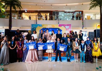 Ratusan penyanyi muda mengikuti City Mall Rising Stars 2026 di Cibinong City Mall, Bogor. Setelah melewati rangkaian audisi sejak 16 September, kompetisi ini mengerucut menjadi 20 semifinalis dan 12 finalis. Berbeda dari ajang pencarian bakat yang hanya berfokus pada pemenang, City Mall Rising Stars 2026 memberikan kesempatan recording kepada 20 semifinalis. Sementara para finalis melanjutkan persaingan untuk memperebutkan gelar juara sekaligus kesempatan exclusive single recording. Babak final berlangsung pada 20 September 2026. Emmanuella Amira Zavada dan Shannen Dominique Assa berhasil menjadi Champion. Tomi Efendi dan Demanuella Pandiangan menempati posisi Runner Up, sedangkan Emmanuella Amira Zavada juga meraih Top Vote berdasarkan pilihan publik. Master vokal Haris yang terlibat dalam pelatihan peserta mengatakan ajang seperti ini penting untuk menemukan penyanyi yang belum mendapatkan ruang untuk tampil. “Masih banyak sekali penyanyi yang belum kita tahu. Ternyata masih banyak sekali yang belum ditemukan dan belum menunjukkan diri,” ujar Haris. Menurutnya, kemampuan vokal bukan satu-satunya modal untuk menjadi penyanyi profesional. Peserta juga perlu menjalani proses latihan, memahami teknik vokal, menguasai panggung, serta membangun karakter suara. “Yang paling penting menurut saya adalah dia original. Originalitas dan warna suara itu sangat-sangat penting,” katanya. Pandangan tersebut sejalan dengan musisi dan gitaris Tohpati. Ia menilai karakter suara menjadi salah satu aspek penting ketika seorang penyanyi mulai memasuki industri musik. “Kalau untuk masuk ke dunia industri, yang dilihat adalah karakter suara dan apakah dia bisa membuat lagu itu menjadi lebih baik,” ujar Tohpati. Menurutnya, kemenangan dalam kompetisi bukan otomatis menjadi ukuran perjalanan seorang penyanyi. Setelah kompetisi, mereka tetap harus membangun kemampuan dan menemukan cara untuk membuat pendengar tertarik. Musisi sekaligus penggiat industri musik Pongky Barata juga berharap peserta tidak berhenti setelah menerima piala. “Harapannya, mereka bukan hanya berhenti setelah menerima piala, tetapi benar-benar bisa bertahan di industri musik,” katanya. Perkembangan media sosial turut mengubah jalur penyanyi baru untuk dikenal publik. Tohpati menyebut penyanyi kini dapat memperkenalkan karya maupun cover melalui platform digital tanpa harus selalu mengandalkan festival. Meski begitu, kompetisi tetap memiliki fungsi sebagai ruang belajar, terutama untuk melatih mental dan pengalaman tampil. Hal tersebut juga menjadi perhatian Helena Idol. Menurutnya, semakin banyak kesempatan tampil, semakin banyak pengalaman yang bisa diperoleh penyanyi muda sebelum menghadapi industri musik yang lebih luas. Selain pengalaman panggung, kesempatan recording menjadi salah satu bagian penting dari City Mall Rising Stars 2026. Sebanyak 20 semifinalis mendapatkan kesempatan recording bersama, sedangkan pemenang memperoleh kesempatan membuat single. Penyelenggara berharap kesempatan tersebut dapat menjadi langkah awal bagi talenta terpilih untuk memiliki karya dan melanjutkan perjalanan di industri musik. Rangkaian City Mall Rising Stars 2026 berlangsung melalui booth audition pada 16 September, live audition 17 September, semifinal 19 September, dan final 20 September 2026. Dua belas finalis yang tampil di babak final adalah Demanuella Pandiangan, Karel Bonaparte, Nayra Alifias, Asyfa Namira, Ibrahim Gany, Miracle S Tobamora, Anindita Zahra Wahyudi, Caroline Simajuntak, Tomi Efendi, Emmanuella Amira Zavada, Shannen Dominique Assa, dan Sabina. Ajang ini pada akhirnya tidak hanya menjadi panggung untuk menentukan juara, tetapi juga memberi peserta pengalaman tampil, berlatih, mengenali karakter vokal, hingga masuk ke proses recording.