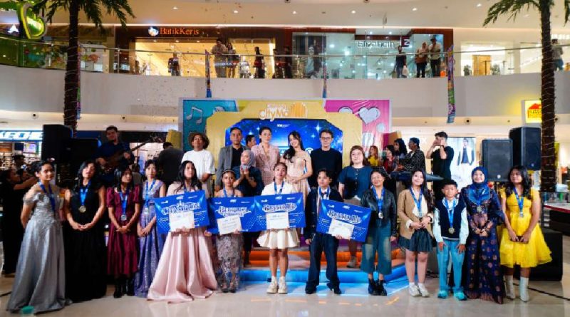 Ratusan penyanyi muda mengikuti City Mall Rising Stars 2026 di Cibinong City Mall, Bogor. Setelah melewati rangkaian audisi sejak 16 September, kompetisi ini mengerucut menjadi 20 semifinalis dan 12 finalis. Berbeda dari ajang pencarian bakat yang hanya berfokus pada pemenang, City Mall Rising Stars 2026 memberikan kesempatan recording kepada 20 semifinalis. Sementara para finalis melanjutkan persaingan untuk memperebutkan gelar juara sekaligus kesempatan exclusive single recording. Babak final berlangsung pada 20 September 2026. Emmanuella Amira Zavada dan Shannen Dominique Assa berhasil menjadi Champion. Tomi Efendi dan Demanuella Pandiangan menempati posisi Runner Up, sedangkan Emmanuella Amira Zavada juga meraih Top Vote berdasarkan pilihan publik. Master vokal Haris yang terlibat dalam pelatihan peserta mengatakan ajang seperti ini penting untuk menemukan penyanyi yang belum mendapatkan ruang untuk tampil. “Masih banyak sekali penyanyi yang belum kita tahu. Ternyata masih banyak sekali yang belum ditemukan dan belum menunjukkan diri,” ujar Haris. Menurutnya, kemampuan vokal bukan satu-satunya modal untuk menjadi penyanyi profesional. Peserta juga perlu menjalani proses latihan, memahami teknik vokal, menguasai panggung, serta membangun karakter suara. “Yang paling penting menurut saya adalah dia original. Originalitas dan warna suara itu sangat-sangat penting,” katanya. Pandangan tersebut sejalan dengan musisi dan gitaris Tohpati. Ia menilai karakter suara menjadi salah satu aspek penting ketika seorang penyanyi mulai memasuki industri musik. “Kalau untuk masuk ke dunia industri, yang dilihat adalah karakter suara dan apakah dia bisa membuat lagu itu menjadi lebih baik,” ujar Tohpati. Menurutnya, kemenangan dalam kompetisi bukan otomatis menjadi ukuran perjalanan seorang penyanyi. Setelah kompetisi, mereka tetap harus membangun kemampuan dan menemukan cara untuk membuat pendengar tertarik. Musisi sekaligus penggiat industri musik Pongky Barata juga berharap peserta tidak berhenti setelah menerima piala. “Harapannya, mereka bukan hanya berhenti setelah menerima piala, tetapi benar-benar bisa bertahan di industri musik,” katanya. Perkembangan media sosial turut mengubah jalur penyanyi baru untuk dikenal publik. Tohpati menyebut penyanyi kini dapat memperkenalkan karya maupun cover melalui platform digital tanpa harus selalu mengandalkan festival. Meski begitu, kompetisi tetap memiliki fungsi sebagai ruang belajar, terutama untuk melatih mental dan pengalaman tampil. Hal tersebut juga menjadi perhatian Helena Idol. Menurutnya, semakin banyak kesempatan tampil, semakin banyak pengalaman yang bisa diperoleh penyanyi muda sebelum menghadapi industri musik yang lebih luas. Selain pengalaman panggung, kesempatan recording menjadi salah satu bagian penting dari City Mall Rising Stars 2026. Sebanyak 20 semifinalis mendapatkan kesempatan recording bersama, sedangkan pemenang memperoleh kesempatan membuat single. Penyelenggara berharap kesempatan tersebut dapat menjadi langkah awal bagi talenta terpilih untuk memiliki karya dan melanjutkan perjalanan di industri musik. Rangkaian City Mall Rising Stars 2026 berlangsung melalui booth audition pada 16 September, live audition 17 September, semifinal 19 September, dan final 20 September 2026. Dua belas finalis yang tampil di babak final adalah Demanuella Pandiangan, Karel Bonaparte, Nayra Alifias, Asyfa Namira, Ibrahim Gany, Miracle S Tobamora, Anindita Zahra Wahyudi, Caroline Simajuntak, Tomi Efendi, Emmanuella Amira Zavada, Shannen Dominique Assa, dan Sabina. Ajang ini pada akhirnya tidak hanya menjadi panggung untuk menentukan juara, tetapi juga memberi peserta pengalaman tampil, berlatih, mengenali karakter vokal, hingga masuk ke proses recording.