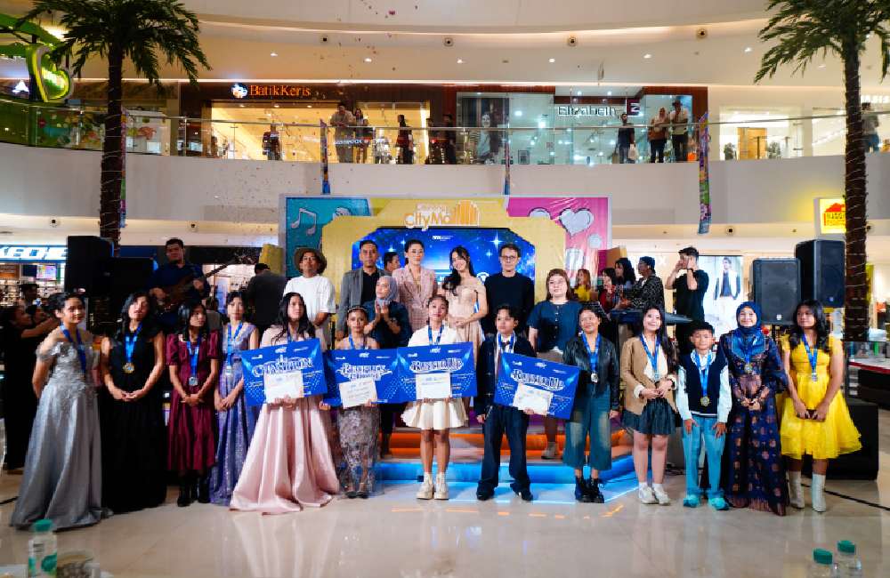 Ratusan penyanyi muda mengikuti City Mall Rising Stars 2026 di Cibinong City Mall, Bogor. Setelah melewati rangkaian audisi sejak 16 September, kompetisi ini mengerucut menjadi 20 semifinalis dan 12 finalis. Berbeda dari ajang pencarian bakat yang hanya berfokus pada pemenang, City Mall Rising Stars 2026 memberikan kesempatan recording kepada 20 semifinalis. Sementara para finalis melanjutkan persaingan untuk memperebutkan gelar juara sekaligus kesempatan exclusive single recording. Babak final berlangsung pada 20 September 2026. Emmanuella Amira Zavada dan Shannen Dominique Assa berhasil menjadi Champion. Tomi Efendi dan Demanuella Pandiangan menempati posisi Runner Up, sedangkan Emmanuella Amira Zavada juga meraih Top Vote berdasarkan pilihan publik. Master vokal Haris yang terlibat dalam pelatihan peserta mengatakan ajang seperti ini penting untuk menemukan penyanyi yang belum mendapatkan ruang untuk tampil. “Masih banyak sekali penyanyi yang belum kita tahu. Ternyata masih banyak sekali yang belum ditemukan dan belum menunjukkan diri,” ujar Haris. Menurutnya, kemampuan vokal bukan satu-satunya modal untuk menjadi penyanyi profesional. Peserta juga perlu menjalani proses latihan, memahami teknik vokal, menguasai panggung, serta membangun karakter suara. “Yang paling penting menurut saya adalah dia original. Originalitas dan warna suara itu sangat-sangat penting,” katanya. Pandangan tersebut sejalan dengan musisi dan gitaris Tohpati. Ia menilai karakter suara menjadi salah satu aspek penting ketika seorang penyanyi mulai memasuki industri musik. “Kalau untuk masuk ke dunia industri, yang dilihat adalah karakter suara dan apakah dia bisa membuat lagu itu menjadi lebih baik,” ujar Tohpati. Menurutnya, kemenangan dalam kompetisi bukan otomatis menjadi ukuran perjalanan seorang penyanyi. Setelah kompetisi, mereka tetap harus membangun kemampuan dan menemukan cara untuk membuat pendengar tertarik. Musisi sekaligus penggiat industri musik Pongky Barata juga berharap peserta tidak berhenti setelah menerima piala. “Harapannya, mereka bukan hanya berhenti setelah menerima piala, tetapi benar-benar bisa bertahan di industri musik,” katanya. Perkembangan media sosial turut mengubah jalur penyanyi baru untuk dikenal publik. Tohpati menyebut penyanyi kini dapat memperkenalkan karya maupun cover melalui platform digital tanpa harus selalu mengandalkan festival. Meski begitu, kompetisi tetap memiliki fungsi sebagai ruang belajar, terutama untuk melatih mental dan pengalaman tampil. Hal tersebut juga menjadi perhatian Helena Idol. Menurutnya, semakin banyak kesempatan tampil, semakin banyak pengalaman yang bisa diperoleh penyanyi muda sebelum menghadapi industri musik yang lebih luas. Selain pengalaman panggung, kesempatan recording menjadi salah satu bagian penting dari City Mall Rising Stars 2026. Sebanyak 20 semifinalis mendapatkan kesempatan recording bersama, sedangkan pemenang memperoleh kesempatan membuat single. Penyelenggara berharap kesempatan tersebut dapat menjadi langkah awal bagi talenta terpilih untuk memiliki karya dan melanjutkan perjalanan di industri musik. Rangkaian City Mall Rising Stars 2026 berlangsung melalui booth audition pada 16 September, live audition 17 September, semifinal 19 September, dan final 20 September 2026. Dua belas finalis yang tampil di babak final adalah Demanuella Pandiangan, Karel Bonaparte, Nayra Alifias, Asyfa Namira, Ibrahim Gany, Miracle S Tobamora, Anindita Zahra Wahyudi, Caroline Simajuntak, Tomi Efendi, Emmanuella Amira Zavada, Shannen Dominique Assa, dan Sabina. Ajang ini pada akhirnya tidak hanya menjadi panggung untuk menentukan juara, tetapi juga memberi peserta pengalaman tampil, berlatih, mengenali karakter vokal, hingga masuk ke proses recording.