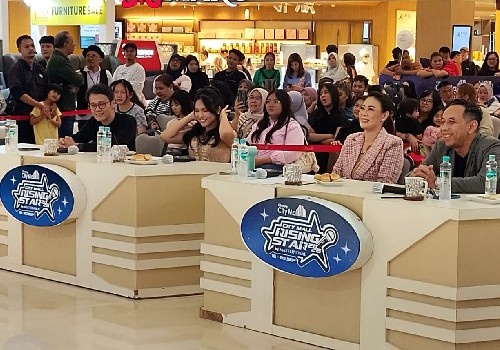 Ratusan penyanyi muda mengikuti City Mall Rising Stars 2026 di Cibinong City Mall, Bogor. Setelah melewati rangkaian audisi sejak 16 September, kompetisi ini mengerucut menjadi 20 semifinalis dan 12 finalis. Berbeda dari ajang pencarian bakat yang hanya berfokus pada pemenang, City Mall Rising Stars 2026 memberikan kesempatan recording kepada 20 semifinalis. Sementara para finalis melanjutkan persaingan untuk memperebutkan gelar juara sekaligus kesempatan exclusive single recording. Babak final berlangsung pada 20 September 2026. Emmanuella Amira Zavada dan Shannen Dominique Assa berhasil menjadi Champion. Tomi Efendi dan Demanuella Pandiangan menempati posisi Runner Up, sedangkan Emmanuella Amira Zavada juga meraih Top Vote berdasarkan pilihan publik. Master vokal Haris yang terlibat dalam pelatihan peserta mengatakan ajang seperti ini penting untuk menemukan penyanyi yang belum mendapatkan ruang untuk tampil. “Masih banyak sekali penyanyi yang belum kita tahu. Ternyata masih banyak sekali yang belum ditemukan dan belum menunjukkan diri,” ujar Haris. Menurutnya, kemampuan vokal bukan satu-satunya modal untuk menjadi penyanyi profesional. Peserta juga perlu menjalani proses latihan, memahami teknik vokal, menguasai panggung, serta membangun karakter suara. “Yang paling penting menurut saya adalah dia original. Originalitas dan warna suara itu sangat-sangat penting,” katanya. Pandangan tersebut sejalan dengan musisi dan gitaris Tohpati. Ia menilai karakter suara menjadi salah satu aspek penting ketika seorang penyanyi mulai memasuki industri musik. “Kalau untuk masuk ke dunia industri, yang dilihat adalah karakter suara dan apakah dia bisa membuat lagu itu menjadi lebih baik,” ujar Tohpati. Menurutnya, kemenangan dalam kompetisi bukan otomatis menjadi ukuran perjalanan seorang penyanyi. Setelah kompetisi, mereka tetap harus membangun kemampuan dan menemukan cara untuk membuat pendengar tertarik. Musisi sekaligus penggiat industri musik Pongky Barata juga berharap peserta tidak berhenti setelah menerima piala. “Harapannya, mereka bukan hanya berhenti setelah menerima piala, tetapi benar-benar bisa bertahan di industri musik,” katanya. Perkembangan media sosial turut mengubah jalur penyanyi baru untuk dikenal publik. Tohpati menyebut penyanyi kini dapat memperkenalkan karya maupun cover melalui platform digital tanpa harus selalu mengandalkan festival. Meski begitu, kompetisi tetap memiliki fungsi sebagai ruang belajar, terutama untuk melatih mental dan pengalaman tampil. Hal tersebut juga menjadi perhatian Helena Idol. Menurutnya, semakin banyak kesempatan tampil, semakin banyak pengalaman yang bisa diperoleh penyanyi muda sebelum menghadapi industri musik yang lebih luas. Selain pengalaman panggung, kesempatan recording menjadi salah satu bagian penting dari City Mall Rising Stars 2026. Sebanyak 20 semifinalis mendapatkan kesempatan recording bersama, sedangkan pemenang memperoleh kesempatan membuat single. Penyelenggara berharap kesempatan tersebut dapat menjadi langkah awal bagi talenta terpilih untuk memiliki karya dan melanjutkan perjalanan di industri musik. Rangkaian City Mall Rising Stars 2026 berlangsung melalui booth audition pada 16 September, live audition 17 September, semifinal 19 September, dan final 20 September 2026. Dua belas finalis yang tampil di babak final adalah Demanuella Pandiangan, Karel Bonaparte, Nayra Alifias, Asyfa Namira, Ibrahim Gany, Miracle S Tobamora, Anindita Zahra Wahyudi, Caroline Simajuntak, Tomi Efendi, Emmanuella Amira Zavada, Shannen Dominique Assa, dan Sabina. Ajang ini pada akhirnya tidak hanya menjadi panggung untuk menentukan juara, tetapi juga memberi peserta pengalaman tampil, berlatih, mengenali karakter vokal, hingga masuk ke proses recording.