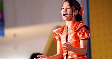 JAKARTA – Penyanyi muda Racquell memperkenalkan single “Tetaplah Menjadi Baik” pada 18 September 2026. Dirilis melalui Kuya Music Entertainment, lagu bergenre pop ini membawa pesan tentang menjaga kebaikan, kesabaran dan keikhlasan dalam menjalani kehidupan. Lagu tersebut diproduseri Haris The Brothers dan dibuat dengan mempertimbangkan karakter vokal Racquell yang dikenal memiliki warna suara tebal. “Yang aku suka karena lagu ini tentang kebaikan dan tentang kehidupan juga,” kata Racquell. Bagi Racquell, single ini menjadi bagian baru dalam perjalanan bermusiknya yang sudah dimulai sejak usia sekitar lima tahun. Sebelum masuk ke studio, ia menjalani latihan vokal sekitar dua bulan, melanjutkan proses belajar yang selama ini dilakukan di Palangkaraya. Haris mengatakan Racquell sudah memiliki pengalaman bernyanyi dan mendapat pendampingan guru vokal di daerah asalnya. Saat berada di Jakarta untuk mengikuti acara KAMI Nusantara, kesempatan rekaman kemudian terbuka. Haris yang sebelumnya telah mengenal karakter suara Racquell kemudian mengembangkan lagu yang memang disesuaikan dengan warna vokalnya. “Karena memang karakter suaranya tebal. Dia berasal dari classic training, jadi kami coba convert dia ke pop,” ujar Haris. Perpindahan dari latihan vokal klasik menuju pop menjadi salah satu proses yang menarik dalam pengembangan musikal Racquell. Menurut Haris, saat ini dirinya masih melihat berbagai kemungkinan untuk menemukan karakter yang paling sesuai, mulai dari genre, pilihan lagu hingga aransemen. Namun, “Tetaplah Menjadi Baik” sejak awal memang dirancang berdasarkan karakter suara Racquell. “Ketika membuat lagu, saya sudah membayangkan karakter suaranya. Makanya lagunya memang terinspirasi dari suara Racquell,” katanya. Proses rekaman berlangsung lebih dari dua jam. Racquell mengaku tidak menemukan kendala berarti saat membawakan lagu tersebut. Selain bernyanyi, Racquell juga memiliki pengalaman di bidang tari. Ia mulai belajar menari sejak usia empat tahun dan mempelajari sejumlah tarian tradisional, termasuk tari Dayak, Aceh dan Bali. Kemampuan tersebut ikut dibawa ke atas panggung ketika “Tetaplah Menjadi Baik” dibawakan untuk pertama kalinya di City Mall Rising Star 2026 di Cibinong City Mall, 20 September 2026. Penampilan tersebut menjadi kesempatan bagi Racquell untuk memperkenalkan lagu yang baru dirilis dua hari sebelumnya sekaligus menunjukkan perpaduan kemampuan vokal dan gerak yang selama ini ia pelajari. Perjalanan musik Racquell juga mendapat dukungan keluarga. Ayahnya, Aan, mengatakan pendidikan tetap menjadi prioritas meski putrinya mulai mendapat kesempatan tampil dan merekam lagu. “Sekolah tetap nomor satu. Tetapi kami merasa kalau ada kesempatan, kami coba. Siapa tahu anak kami ini benar-benar bisa berkembang,” ujarnya. Keluarga Racquell sendiri cukup dekat dengan aktivitas seni. Selain memiliki pengalaman di choir, keluarganya mengelola sanggar yang menjadi tempat sekitar 60 anak belajar menyanyi dan menari. Untuk langkah berikutnya, Haris mendorong Racquell konsisten memperkenalkan karyanya melalui media sosial dan berbagai platform lainnya. “Rajin berkonten dan konsisten,” pesannya. Bagi Racquell, “Tetaplah Menjadi Baik” menjadi langkah awal untuk memperkenalkan warna vokalnya sekaligus membangun identitas musik yang masih terus berkembang. Lagu berdurasi sekitar empat menit tersebut kini tersedia di berbagai platform musik digital.
