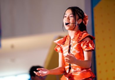 JAKARTA – Penyanyi muda Racquell memperkenalkan single “Tetaplah Menjadi Baik” pada 18 September 2026. Dirilis melalui Kuya Music Entertainment, lagu bergenre pop ini membawa pesan tentang menjaga kebaikan, kesabaran dan keikhlasan dalam menjalani kehidupan. Lagu tersebut diproduseri Haris The Brothers dan dibuat dengan mempertimbangkan karakter vokal Racquell yang dikenal memiliki warna suara tebal. “Yang aku suka karena lagu ini tentang kebaikan dan tentang kehidupan juga,” kata Racquell. Bagi Racquell, single ini menjadi bagian baru dalam perjalanan bermusiknya yang sudah dimulai sejak usia sekitar lima tahun. Sebelum masuk ke studio, ia menjalani latihan vokal sekitar dua bulan, melanjutkan proses belajar yang selama ini dilakukan di Palangkaraya. Haris mengatakan Racquell sudah memiliki pengalaman bernyanyi dan mendapat pendampingan guru vokal di daerah asalnya. Saat berada di Jakarta untuk mengikuti acara KAMI Nusantara, kesempatan rekaman kemudian terbuka. Haris yang sebelumnya telah mengenal karakter suara Racquell kemudian mengembangkan lagu yang memang disesuaikan dengan warna vokalnya. “Karena memang karakter suaranya tebal. Dia berasal dari classic training, jadi kami coba convert dia ke pop,” ujar Haris. Perpindahan dari latihan vokal klasik menuju pop menjadi salah satu proses yang menarik dalam pengembangan musikal Racquell. Menurut Haris, saat ini dirinya masih melihat berbagai kemungkinan untuk menemukan karakter yang paling sesuai, mulai dari genre, pilihan lagu hingga aransemen. Namun, “Tetaplah Menjadi Baik” sejak awal memang dirancang berdasarkan karakter suara Racquell. “Ketika membuat lagu, saya sudah membayangkan karakter suaranya. Makanya lagunya memang terinspirasi dari suara Racquell,” katanya. Proses rekaman berlangsung lebih dari dua jam. Racquell mengaku tidak menemukan kendala berarti saat membawakan lagu tersebut. Selain bernyanyi, Racquell juga memiliki pengalaman di bidang tari. Ia mulai belajar menari sejak usia empat tahun dan mempelajari sejumlah tarian tradisional, termasuk tari Dayak, Aceh dan Bali. Kemampuan tersebut ikut dibawa ke atas panggung ketika “Tetaplah Menjadi Baik” dibawakan untuk pertama kalinya di City Mall Rising Star 2026 di Cibinong City Mall, 20 September 2026. Penampilan tersebut menjadi kesempatan bagi Racquell untuk memperkenalkan lagu yang baru dirilis dua hari sebelumnya sekaligus menunjukkan perpaduan kemampuan vokal dan gerak yang selama ini ia pelajari. Perjalanan musik Racquell juga mendapat dukungan keluarga. Ayahnya, Aan, mengatakan pendidikan tetap menjadi prioritas meski putrinya mulai mendapat kesempatan tampil dan merekam lagu. “Sekolah tetap nomor satu. Tetapi kami merasa kalau ada kesempatan, kami coba. Siapa tahu anak kami ini benar-benar bisa berkembang,” ujarnya. Keluarga Racquell sendiri cukup dekat dengan aktivitas seni. Selain memiliki pengalaman di choir, keluarganya mengelola sanggar yang menjadi tempat sekitar 60 anak belajar menyanyi dan menari. Untuk langkah berikutnya, Haris mendorong Racquell konsisten memperkenalkan karyanya melalui media sosial dan berbagai platform lainnya. “Rajin berkonten dan konsisten,” pesannya. Bagi Racquell, “Tetaplah Menjadi Baik” menjadi langkah awal untuk memperkenalkan warna vokalnya sekaligus membangun identitas musik yang masih terus berkembang. Lagu berdurasi sekitar empat menit tersebut kini tersedia di berbagai platform musik digital.