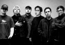 Jakarta — Rumah idealnya menjadi tempat pertama untuk merasa aman. Namun, bagi sebagian orang, rumah justru menyimpan cerita yang tidak mudah dibicarakan. Realitas inilah yang diangkat Pee Wee Gaskins (PWG) bersama Boniex, vokalis For Revenge, lewat single terbaru mereka, “(R)u(N)tuh”. Lagu tersebut bercerita tentang keluarga yang dari luar terlihat tetap utuh, tetapi menyimpan persoalan dan ketegangan di dalamnya. Di tengah hubungan orang tua yang tidak lagi bahagia, seorang anak tumbuh dalam situasi yang membuat rumah perlahan kehilangan maknanya sebagai tempat untuk pulang. Cerita dalam “(R)u(N)tuh” berawal dari kampanye yang digagas Dochi, personel PWG, untuk mengumpulkan pengalaman orang-orang yang pernah menghadapi situasi broken home. Sejumlah respons dan wawancara singkat melalui Threads kemudian menjadi bahan untuk membangun emosi dan cerita dalam lirik lagu. Alih-alih melihat persoalan keluarga hanya dari sudut pandang orang tua, lagu ini menempatkan pengalaman anak sebagai salah satu pusat ceritanya. Liriknya menggambarkan dua orang tua yang memilih bertahan demi anak dengan keyakinan bahwa mempertahankan keluarga adalah pilihan terbaik. Namun, keputusan tersebut tidak selalu membuat suasana rumah menjadi lebih bahagia. Anak justru dapat tumbuh di tengah hubungan yang penuh jarak dan ketegangan. Pada titik tersebut, rumah yang seharusnya menjadi tempat mencari kenyamanan bisa berubah menjadi ruang yang membuat seseorang mencari penerimaan di tempat lain. Kehadiran Boniex dalam lagu ini juga lahir dari proses kreatif yang cukup natural. Selain membantu menemukan notasi untuk lirik yang telah ditulis Dochi, karakter vokal Boniex dianggap sesuai dengan emosi yang ingin dibangun dalam “(R)u(N)tuh”. Bagi PWG, tema emosional bukan sesuatu yang sepenuhnya baru. Mereka sebelumnya pernah membawa sisi reflektif melalui lagu seperti “Selama Engkau Hidup” dan “Be Brave And Carry On”. Kali ini, energi pop-punk PWG digunakan untuk membawa cerita yang lebih dekat dengan persoalan keluarga. “Pop-punk enggak selamanya harus ceria. Lewat lagu ini, kami ingin membawa cerita yang berat dengan cara yang tetap jujur dan dekat dengan pendengar,” ungkap PWG. Meski mengangkat tema perceraian dan keluarga yang retak, “(R)u(N)tuh” tidak dibuat untuk menghakimi perceraian ataupun menentukan seperti apa bentuk keluarga yang ideal. Dochi justru ingin lagu ini menjadi ruang bagi mereka yang pernah atau sedang berada dalam situasi serupa. “Gue enggak punya ekspektasi lagu ini harus mengubah pandangan orang tentang perceraian atau keluarga. Gue cuma ingin cerita yang kami bawa bisa didengar dan mungkin relate dengan orang lain yang pernah atau sedang ada di posisi yang sama,” ujar Dochi. Pesan lain yang dibawa lagu ini ditujukan kepada anak-anak yang berada di tengah konflik keluarga. Mereka bukan penyebab dari persoalan orang tua, tidak harus memilih pihak, dan tetap memiliki hak untuk mencintai kedua orang tuanya. Lebih dari sekadar cerita tentang perpisahan, “(R)u(N)tuh” berbicara tentang kebutuhan untuk merasa aman dan bahagia. “Kadang kita terlalu sibuk mempertahankan bentuk sebuah keluarga sampai lupa bahwa yang sebenarnya dibutuhkan adalah rasa aman dan bahagia di dalamnya. Bertahan enggak selalu berarti semuanya akan menjadi lebih baik. Ada kalanya menerima dan melepaskan justru menjadi pilihan terbaik untuk semua orang,” lanjut Dochi. Lewat “(R)u(N)tuh”, PWG dan Boniex tidak menawarkan jawaban tunggal tentang bagaimana sebuah keluarga harus menghadapi masalah. Lagu ini lebih menjadi ruang untuk memahami luka yang sering kali tidak terlihat dari luar. Pada akhirnya, “(R)u(N)tuh” membawa pesan tentang menerima, berdamai, dan mencoba memulai kembali. Bagi pendengarnya, terutama mereka yang pernah mengalami situasi serupa, lagu ini diharapkan bisa menjadi pengingat bahwa mereka tidak sendirian.