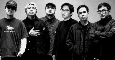Jakarta — Rumah idealnya menjadi tempat pertama untuk merasa aman. Namun, bagi sebagian orang, rumah justru menyimpan cerita yang tidak mudah dibicarakan. Realitas inilah yang diangkat Pee Wee Gaskins (PWG) bersama Boniex, vokalis For Revenge, lewat single terbaru mereka, “(R)u(N)tuh”. Lagu tersebut bercerita tentang keluarga yang dari luar terlihat tetap utuh, tetapi menyimpan persoalan dan ketegangan di dalamnya. Di tengah hubungan orang tua yang tidak lagi bahagia, seorang anak tumbuh dalam situasi yang membuat rumah perlahan kehilangan maknanya sebagai tempat untuk pulang. Cerita dalam “(R)u(N)tuh” berawal dari kampanye yang digagas Dochi, personel PWG, untuk mengumpulkan pengalaman orang-orang yang pernah menghadapi situasi broken home. Sejumlah respons dan wawancara singkat melalui Threads kemudian menjadi bahan untuk membangun emosi dan cerita dalam lirik lagu. Alih-alih melihat persoalan keluarga hanya dari sudut pandang orang tua, lagu ini menempatkan pengalaman anak sebagai salah satu pusat ceritanya. Liriknya menggambarkan dua orang tua yang memilih bertahan demi anak dengan keyakinan bahwa mempertahankan keluarga adalah pilihan terbaik. Namun, keputusan tersebut tidak selalu membuat suasana rumah menjadi lebih bahagia. Anak justru dapat tumbuh di tengah hubungan yang penuh jarak dan ketegangan. Pada titik tersebut, rumah yang seharusnya menjadi tempat mencari kenyamanan bisa berubah menjadi ruang yang membuat seseorang mencari penerimaan di tempat lain. Kehadiran Boniex dalam lagu ini juga lahir dari proses kreatif yang cukup natural. Selain membantu menemukan notasi untuk lirik yang telah ditulis Dochi, karakter vokal Boniex dianggap sesuai dengan emosi yang ingin dibangun dalam “(R)u(N)tuh”. Bagi PWG, tema emosional bukan sesuatu yang sepenuhnya baru. Mereka sebelumnya pernah membawa sisi reflektif melalui lagu seperti “Selama Engkau Hidup” dan “Be Brave And Carry On”. Kali ini, energi pop-punk PWG digunakan untuk membawa cerita yang lebih dekat dengan persoalan keluarga. “Pop-punk enggak selamanya harus ceria. Lewat lagu ini, kami ingin membawa cerita yang berat dengan cara yang tetap jujur dan dekat dengan pendengar,” ungkap PWG. Meski mengangkat tema perceraian dan keluarga yang retak, “(R)u(N)tuh” tidak dibuat untuk menghakimi perceraian ataupun menentukan seperti apa bentuk keluarga yang ideal. Dochi justru ingin lagu ini menjadi ruang bagi mereka yang pernah atau sedang berada dalam situasi serupa. “Gue enggak punya ekspektasi lagu ini harus mengubah pandangan orang tentang perceraian atau keluarga. Gue cuma ingin cerita yang kami bawa bisa didengar dan mungkin relate dengan orang lain yang pernah atau sedang ada di posisi yang sama,” ujar Dochi. Pesan lain yang dibawa lagu ini ditujukan kepada anak-anak yang berada di tengah konflik keluarga. Mereka bukan penyebab dari persoalan orang tua, tidak harus memilih pihak, dan tetap memiliki hak untuk mencintai kedua orang tuanya. Lebih dari sekadar cerita tentang perpisahan, “(R)u(N)tuh” berbicara tentang kebutuhan untuk merasa aman dan bahagia. “Kadang kita terlalu sibuk mempertahankan bentuk sebuah keluarga sampai lupa bahwa yang sebenarnya dibutuhkan adalah rasa aman dan bahagia di dalamnya. Bertahan enggak selalu berarti semuanya akan menjadi lebih baik. Ada kalanya menerima dan melepaskan justru menjadi pilihan terbaik untuk semua orang,” lanjut Dochi. Lewat “(R)u(N)tuh”, PWG dan Boniex tidak menawarkan jawaban tunggal tentang bagaimana sebuah keluarga harus menghadapi masalah. Lagu ini lebih menjadi ruang untuk memahami luka yang sering kali tidak terlihat dari luar. Pada akhirnya, “(R)u(N)tuh” membawa pesan tentang menerima, berdamai, dan mencoba memulai kembali. Bagi pendengarnya, terutama mereka yang pernah mengalami situasi serupa, lagu ini diharapkan bisa menjadi pengingat bahwa mereka tidak sendirian.