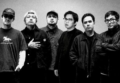 Jakarta — Rumah idealnya menjadi tempat pertama untuk merasa aman. Namun, bagi sebagian orang, rumah justru menyimpan cerita yang tidak mudah dibicarakan. Realitas inilah yang diangkat Pee Wee Gaskins (PWG) bersama Boniex, vokalis For Revenge, lewat single terbaru mereka, “(R)u(N)tuh”. Lagu tersebut bercerita tentang keluarga yang dari luar terlihat tetap utuh, tetapi menyimpan persoalan dan ketegangan di dalamnya. Di tengah hubungan orang tua yang tidak lagi bahagia, seorang anak tumbuh dalam situasi yang membuat rumah perlahan kehilangan maknanya sebagai tempat untuk pulang. Cerita dalam “(R)u(N)tuh” berawal dari kampanye yang digagas Dochi, personel PWG, untuk mengumpulkan pengalaman orang-orang yang pernah menghadapi situasi broken home. Sejumlah respons dan wawancara singkat melalui Threads kemudian menjadi bahan untuk membangun emosi dan cerita dalam lirik lagu. Alih-alih melihat persoalan keluarga hanya dari sudut pandang orang tua, lagu ini menempatkan pengalaman anak sebagai salah satu pusat ceritanya. Liriknya menggambarkan dua orang tua yang memilih bertahan demi anak dengan keyakinan bahwa mempertahankan keluarga adalah pilihan terbaik. Namun, keputusan tersebut tidak selalu membuat suasana rumah menjadi lebih bahagia. Anak justru dapat tumbuh di tengah hubungan yang penuh jarak dan ketegangan. Pada titik tersebut, rumah yang seharusnya menjadi tempat mencari kenyamanan bisa berubah menjadi ruang yang membuat seseorang mencari penerimaan di tempat lain. Kehadiran Boniex dalam lagu ini juga lahir dari proses kreatif yang cukup natural. Selain membantu menemukan notasi untuk lirik yang telah ditulis Dochi, karakter vokal Boniex dianggap sesuai dengan emosi yang ingin dibangun dalam “(R)u(N)tuh”. Bagi PWG, tema emosional bukan sesuatu yang sepenuhnya baru. Mereka sebelumnya pernah membawa sisi reflektif melalui lagu seperti “Selama Engkau Hidup” dan “Be Brave And Carry On”. Kali ini, energi pop-punk PWG digunakan untuk membawa cerita yang lebih dekat dengan persoalan keluarga. “Pop-punk enggak selamanya harus ceria. Lewat lagu ini, kami ingin membawa cerita yang berat dengan cara yang tetap jujur dan dekat dengan pendengar,” ungkap PWG. Meski mengangkat tema perceraian dan keluarga yang retak, “(R)u(N)tuh” tidak dibuat untuk menghakimi perceraian ataupun menentukan seperti apa bentuk keluarga yang ideal. Dochi justru ingin lagu ini menjadi ruang bagi mereka yang pernah atau sedang berada dalam situasi serupa. “Gue enggak punya ekspektasi lagu ini harus mengubah pandangan orang tentang perceraian atau keluarga. Gue cuma ingin cerita yang kami bawa bisa didengar dan mungkin relate dengan orang lain yang pernah atau sedang ada di posisi yang sama,” ujar Dochi. Pesan lain yang dibawa lagu ini ditujukan kepada anak-anak yang berada di tengah konflik keluarga. Mereka bukan penyebab dari persoalan orang tua, tidak harus memilih pihak, dan tetap memiliki hak untuk mencintai kedua orang tuanya. Lebih dari sekadar cerita tentang perpisahan, “(R)u(N)tuh” berbicara tentang kebutuhan untuk merasa aman dan bahagia. “Kadang kita terlalu sibuk mempertahankan bentuk sebuah keluarga sampai lupa bahwa yang sebenarnya dibutuhkan adalah rasa aman dan bahagia di dalamnya. Bertahan enggak selalu berarti semuanya akan menjadi lebih baik. Ada kalanya menerima dan melepaskan justru menjadi pilihan terbaik untuk semua orang,” lanjut Dochi. Lewat “(R)u(N)tuh”, PWG dan Boniex tidak menawarkan jawaban tunggal tentang bagaimana sebuah keluarga harus menghadapi masalah. Lagu ini lebih menjadi ruang untuk memahami luka yang sering kali tidak terlihat dari luar. Pada akhirnya, “(R)u(N)tuh” membawa pesan tentang menerima, berdamai, dan mencoba memulai kembali. Bagi pendengarnya, terutama mereka yang pernah mengalami situasi serupa, lagu ini diharapkan bisa menjadi pengingat bahwa mereka tidak sendirian.