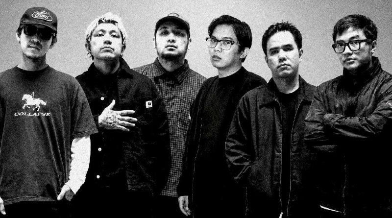 Jakarta — Rumah idealnya menjadi tempat pertama untuk merasa aman. Namun, bagi sebagian orang, rumah justru menyimpan cerita yang tidak mudah dibicarakan. Realitas inilah yang diangkat Pee Wee Gaskins (PWG) bersama Boniex, vokalis For Revenge, lewat single terbaru mereka, “(R)u(N)tuh”. Lagu tersebut bercerita tentang keluarga yang dari luar terlihat tetap utuh, tetapi menyimpan persoalan dan ketegangan di dalamnya. Di tengah hubungan orang tua yang tidak lagi bahagia, seorang anak tumbuh dalam situasi yang membuat rumah perlahan kehilangan maknanya sebagai tempat untuk pulang. Cerita dalam “(R)u(N)tuh” berawal dari kampanye yang digagas Dochi, personel PWG, untuk mengumpulkan pengalaman orang-orang yang pernah menghadapi situasi broken home. Sejumlah respons dan wawancara singkat melalui Threads kemudian menjadi bahan untuk membangun emosi dan cerita dalam lirik lagu. Alih-alih melihat persoalan keluarga hanya dari sudut pandang orang tua, lagu ini menempatkan pengalaman anak sebagai salah satu pusat ceritanya. Liriknya menggambarkan dua orang tua yang memilih bertahan demi anak dengan keyakinan bahwa mempertahankan keluarga adalah pilihan terbaik. Namun, keputusan tersebut tidak selalu membuat suasana rumah menjadi lebih bahagia. Anak justru dapat tumbuh di tengah hubungan yang penuh jarak dan ketegangan. Pada titik tersebut, rumah yang seharusnya menjadi tempat mencari kenyamanan bisa berubah menjadi ruang yang membuat seseorang mencari penerimaan di tempat lain. Kehadiran Boniex dalam lagu ini juga lahir dari proses kreatif yang cukup natural. Selain membantu menemukan notasi untuk lirik yang telah ditulis Dochi, karakter vokal Boniex dianggap sesuai dengan emosi yang ingin dibangun dalam “(R)u(N)tuh”. Bagi PWG, tema emosional bukan sesuatu yang sepenuhnya baru. Mereka sebelumnya pernah membawa sisi reflektif melalui lagu seperti “Selama Engkau Hidup” dan “Be Brave And Carry On”. Kali ini, energi pop-punk PWG digunakan untuk membawa cerita yang lebih dekat dengan persoalan keluarga. “Pop-punk enggak selamanya harus ceria. Lewat lagu ini, kami ingin membawa cerita yang berat dengan cara yang tetap jujur dan dekat dengan pendengar,” ungkap PWG. Meski mengangkat tema perceraian dan keluarga yang retak, “(R)u(N)tuh” tidak dibuat untuk menghakimi perceraian ataupun menentukan seperti apa bentuk keluarga yang ideal. Dochi justru ingin lagu ini menjadi ruang bagi mereka yang pernah atau sedang berada dalam situasi serupa. “Gue enggak punya ekspektasi lagu ini harus mengubah pandangan orang tentang perceraian atau keluarga. Gue cuma ingin cerita yang kami bawa bisa didengar dan mungkin relate dengan orang lain yang pernah atau sedang ada di posisi yang sama,” ujar Dochi. Pesan lain yang dibawa lagu ini ditujukan kepada anak-anak yang berada di tengah konflik keluarga. Mereka bukan penyebab dari persoalan orang tua, tidak harus memilih pihak, dan tetap memiliki hak untuk mencintai kedua orang tuanya. Lebih dari sekadar cerita tentang perpisahan, “(R)u(N)tuh” berbicara tentang kebutuhan untuk merasa aman dan bahagia. “Kadang kita terlalu sibuk mempertahankan bentuk sebuah keluarga sampai lupa bahwa yang sebenarnya dibutuhkan adalah rasa aman dan bahagia di dalamnya. Bertahan enggak selalu berarti semuanya akan menjadi lebih baik. Ada kalanya menerima dan melepaskan justru menjadi pilihan terbaik untuk semua orang,” lanjut Dochi. Lewat “(R)u(N)tuh”, PWG dan Boniex tidak menawarkan jawaban tunggal tentang bagaimana sebuah keluarga harus menghadapi masalah. Lagu ini lebih menjadi ruang untuk memahami luka yang sering kali tidak terlihat dari luar. Pada akhirnya, “(R)u(N)tuh” membawa pesan tentang menerima, berdamai, dan mencoba memulai kembali. Bagi pendengarnya, terutama mereka yang pernah mengalami situasi serupa, lagu ini diharapkan bisa menjadi pengingat bahwa mereka tidak sendirian.