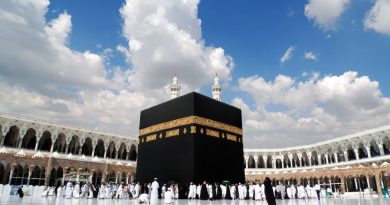 Traveloka SEA Index Q3 2026: Wisata Religi dan Budaya Warnai Tren Perjalanan Pemesanan akomodasi dari Indonesia ke Mekkah meningkat lebih dari 50 persen, sementara destinasi alam dan warisan budaya turut mencatat pertumbuhan. Jakarta, 14 Oktober 2026 — Wisatawan Indonesia semakin melirik beragam destinasi, mulai dari kawasan alam di dalam negeri hingga kota-kota dengan nilai religi dan budaya di luar negeri. Pada kuartal III 2026, pemesanan akomodasi ke Mekkah meningkat lebih dari 50 persen dibandingkan periode yang sama tahun lalu. Sementara itu, sejumlah destinasi domestik seperti Wonosobo, Magelang, dan Pangandaran juga mencatat pertumbuhan pemesanan. Temuan tersebut tercatat dalam Traveloka Southeast Asia (SEA) Index Q3 2026, yang memetakan tren perjalanan pengguna Traveloka sepanjang Juli hingga September 2026. Data ini memperlihatkan beragamnya destinasi yang diminati wisatawan, baik untuk menikmati alam, menjelajahi warisan budaya, maupun melakukan perjalanan religi. Tren tersebut sejalan dengan pertumbuhan perjalanan wisata dalam negeri. Data Kementerian Pariwisata mencatat perjalanan wisatawan nusantara pada Agustus 2026 mencapai 104,3 juta perjalanan, naik 11,47 persen dibandingkan bulan yang sama tahun sebelumnya. Jawa Barat dan Jawa Tengah menjadi dua provinsi dengan jumlah perjalanan tertinggi, masing-masing mencapai 18,7 juta dan 13,8 juta perjalanan. Berdasarkan data Traveloka, terdapat tiga tren utama yang menonjol pada kuartal ketiga tahun ini. 1. Destinasi alam di luar kota besar semakin dilirik Wonosobo, Magelang, Pangandaran, Sukabumi, dan Bukittinggi menjadi lima destinasi domestik dengan pertumbuhan pemesanan relatif tercepat pada Q3 2026. Sejumlah destinasi tersebut menawarkan kombinasi wisata alam dan budaya yang dapat menjadi alternatif perjalanan di luar kota-kota besar. Minat terhadap kawasan pegunungan juga terlihat dari peningkatan pencarian destinasi Garut sebesar 48 persen dibandingkan periode yang sama tahun lalu. Dikenal dengan lanskap pegunungan dan udara sejuk, Garut menjadi salah satu tujuan yang menunjukkan peningkatan perhatian wisatawan di tengah beragamnya pilihan liburan domestik. Pertumbuhan ini memperlihatkan semakin luasnya pilihan destinasi yang masuk dalam pertimbangan wisatawan. Selain kota-kota populer, kawasan dengan karakter alam dan pengalaman lokal juga menarik perhatian. 2. Mekkah, Magelang, dan Yogyakarta mencatat pertumbuhan Perjalanan religi menjadi salah satu sorotan dalam laporan Traveloka kali ini. Pemesanan akomodasi dari Indonesia ke Mekkah meningkat lebih dari 50 persen secara tahunan, disertai durasi menginap yang lebih panjang. Mekkah menempati posisi ketujuh dalam daftar destinasi internasional dengan pertumbuhan pemesanan relatif tercepat dari Indonesia. Jeddah berada di posisi kesembilan, disusul Madinah di posisi kesepuluh. Sementara itu, minat wisatawan mancanegara terhadap destinasi budaya Indonesia juga terlihat dari peningkatan pemesanan wisatawan Malaysia ke Magelang dan Yogyakarta. Magelang dikenal sebagai lokasi Candi Borobudur, sedangkan Yogyakarta menjadi salah satu pintu gerbang menuju Candi Prambanan. Kedua kawasan tersebut memiliki daya tarik berupa peninggalan sejarah, arsitektur, dan warisan budaya yang berkaitan dengan perkembangan tradisi keagamaan di Indonesia. Potensi ini juga sejalan dengan upaya pemerintah untuk memperkuat pemanfaatan kawasan candi sebagai tujuan wisata religi sekaligus ruang pelestarian warisan budaya. 3. Destinasi Asia semakin beragam, Bandung menarik wisatawan Singapura Di luar perjalanan domestik dan religi, wisatawan Indonesia juga menunjukkan minat terhadap beragam destinasi internasional di Asia. Phú Quốc di Vietnam, Chongqing dan Hangzhou di China, Nagoya di Jepang, serta Shenzhen di China menjadi lima destinasi internasional dengan pertumbuhan pemesanan relatif tercepat dari Indonesia pada Q3 2026. Tiga dari lima destinasi tersebut berada di China. Phú Quốc juga mencatat pertumbuhan relatif tertinggi di antara destinasi pendatang baru dalam lingkup regional yang disoroti laporan tersebut. Daya tarik Indonesia bagi wisatawan Asia Tenggara turut terlihat dari peningkatan pencarian perjalanan dari Singapura ke Bandung sebesar 64 persen dibandingkan periode yang sama tahun sebelumnya. Temuan ini memperlihatkan bahwa pergerakan wisatawan tidak hanya mencakup perjalanan ke destinasi internasional, tetapi juga peluang bagi kota-kota di Indonesia untuk menarik lebih banyak pengunjung dari negara tetangga. Membaca arah baru perjalanan wisata Traveloka SEA Index Q3 2026 memberikan gambaran mengenai beragam pertimbangan wisatawan dalam menentukan tujuan perjalanan. Destinasi alam, kawasan dengan nilai sejarah dan budaya, hingga kota-kota untuk perjalanan religi muncul dalam tren pemesanan selama kuartal ketiga 2026. Bagi industri pariwisata, perubahan ini membuka peluang untuk mengembangkan pengalaman perjalanan yang lebih beragam, mulai dari eksplorasi alam dan budaya lokal hingga wisata religi. Data tersebut sekaligus menjadi gambaran mengenai dinamika minat perjalanan di Indonesia dan Asia Tenggara.