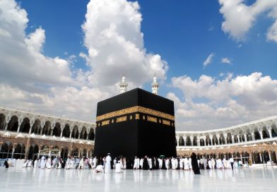 Traveloka SEA Index Q3 2026: Wisata Religi dan Budaya Warnai Tren Perjalanan Pemesanan akomodasi dari Indonesia ke Mekkah meningkat lebih dari 50 persen, sementara destinasi alam dan warisan budaya turut mencatat pertumbuhan. Jakarta, 14 Oktober 2026 — Wisatawan Indonesia semakin melirik beragam destinasi, mulai dari kawasan alam di dalam negeri hingga kota-kota dengan nilai religi dan budaya di luar negeri. Pada kuartal III 2026, pemesanan akomodasi ke Mekkah meningkat lebih dari 50 persen dibandingkan periode yang sama tahun lalu. Sementara itu, sejumlah destinasi domestik seperti Wonosobo, Magelang, dan Pangandaran juga mencatat pertumbuhan pemesanan. Temuan tersebut tercatat dalam Traveloka Southeast Asia (SEA) Index Q3 2026, yang memetakan tren perjalanan pengguna Traveloka sepanjang Juli hingga September 2026. Data ini memperlihatkan beragamnya destinasi yang diminati wisatawan, baik untuk menikmati alam, menjelajahi warisan budaya, maupun melakukan perjalanan religi. Tren tersebut sejalan dengan pertumbuhan perjalanan wisata dalam negeri. Data Kementerian Pariwisata mencatat perjalanan wisatawan nusantara pada Agustus 2026 mencapai 104,3 juta perjalanan, naik 11,47 persen dibandingkan bulan yang sama tahun sebelumnya. Jawa Barat dan Jawa Tengah menjadi dua provinsi dengan jumlah perjalanan tertinggi, masing-masing mencapai 18,7 juta dan 13,8 juta perjalanan. Berdasarkan data Traveloka, terdapat tiga tren utama yang menonjol pada kuartal ketiga tahun ini. 1. Destinasi alam di luar kota besar semakin dilirik Wonosobo, Magelang, Pangandaran, Sukabumi, dan Bukittinggi menjadi lima destinasi domestik dengan pertumbuhan pemesanan relatif tercepat pada Q3 2026. Sejumlah destinasi tersebut menawarkan kombinasi wisata alam dan budaya yang dapat menjadi alternatif perjalanan di luar kota-kota besar. Minat terhadap kawasan pegunungan juga terlihat dari peningkatan pencarian destinasi Garut sebesar 48 persen dibandingkan periode yang sama tahun lalu. Dikenal dengan lanskap pegunungan dan udara sejuk, Garut menjadi salah satu tujuan yang menunjukkan peningkatan perhatian wisatawan di tengah beragamnya pilihan liburan domestik. Pertumbuhan ini memperlihatkan semakin luasnya pilihan destinasi yang masuk dalam pertimbangan wisatawan. Selain kota-kota populer, kawasan dengan karakter alam dan pengalaman lokal juga menarik perhatian. 2. Mekkah, Magelang, dan Yogyakarta mencatat pertumbuhan Perjalanan religi menjadi salah satu sorotan dalam laporan Traveloka kali ini. Pemesanan akomodasi dari Indonesia ke Mekkah meningkat lebih dari 50 persen secara tahunan, disertai durasi menginap yang lebih panjang. Mekkah menempati posisi ketujuh dalam daftar destinasi internasional dengan pertumbuhan pemesanan relatif tercepat dari Indonesia. Jeddah berada di posisi kesembilan, disusul Madinah di posisi kesepuluh. Sementara itu, minat wisatawan mancanegara terhadap destinasi budaya Indonesia juga terlihat dari peningkatan pemesanan wisatawan Malaysia ke Magelang dan Yogyakarta. Magelang dikenal sebagai lokasi Candi Borobudur, sedangkan Yogyakarta menjadi salah satu pintu gerbang menuju Candi Prambanan. Kedua kawasan tersebut memiliki daya tarik berupa peninggalan sejarah, arsitektur, dan warisan budaya yang berkaitan dengan perkembangan tradisi keagamaan di Indonesia. Potensi ini juga sejalan dengan upaya pemerintah untuk memperkuat pemanfaatan kawasan candi sebagai tujuan wisata religi sekaligus ruang pelestarian warisan budaya. 3. Destinasi Asia semakin beragam, Bandung menarik wisatawan Singapura Di luar perjalanan domestik dan religi, wisatawan Indonesia juga menunjukkan minat terhadap beragam destinasi internasional di Asia. Phú Quốc di Vietnam, Chongqing dan Hangzhou di China, Nagoya di Jepang, serta Shenzhen di China menjadi lima destinasi internasional dengan pertumbuhan pemesanan relatif tercepat dari Indonesia pada Q3 2026. Tiga dari lima destinasi tersebut berada di China. Phú Quốc juga mencatat pertumbuhan relatif tertinggi di antara destinasi pendatang baru dalam lingkup regional yang disoroti laporan tersebut. Daya tarik Indonesia bagi wisatawan Asia Tenggara turut terlihat dari peningkatan pencarian perjalanan dari Singapura ke Bandung sebesar 64 persen dibandingkan periode yang sama tahun sebelumnya. Temuan ini memperlihatkan bahwa pergerakan wisatawan tidak hanya mencakup perjalanan ke destinasi internasional, tetapi juga peluang bagi kota-kota di Indonesia untuk menarik lebih banyak pengunjung dari negara tetangga. Membaca arah baru perjalanan wisata Traveloka SEA Index Q3 2026 memberikan gambaran mengenai beragam pertimbangan wisatawan dalam menentukan tujuan perjalanan. Destinasi alam, kawasan dengan nilai sejarah dan budaya, hingga kota-kota untuk perjalanan religi muncul dalam tren pemesanan selama kuartal ketiga 2026. Bagi industri pariwisata, perubahan ini membuka peluang untuk mengembangkan pengalaman perjalanan yang lebih beragam, mulai dari eksplorasi alam dan budaya lokal hingga wisata religi. Data tersebut sekaligus menjadi gambaran mengenai dinamika minat perjalanan di Indonesia dan Asia Tenggara.